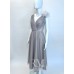 Rochie din tulle gri, cu accesoriu floral supradimensionat, pe un umar